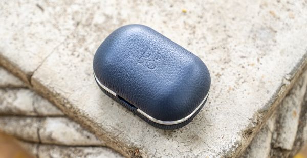 B&O Beoplay E8 2.0 review case