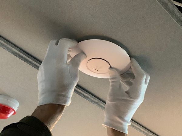 Router aan het plafond bevestigen