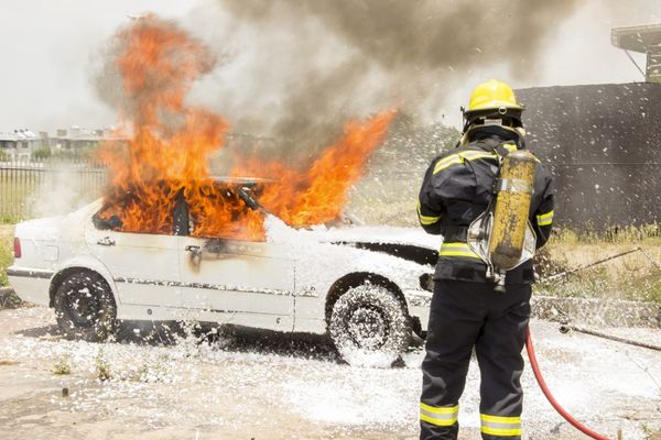 Waarom elektrische auto's en fietsen in brand kunnen vliegen