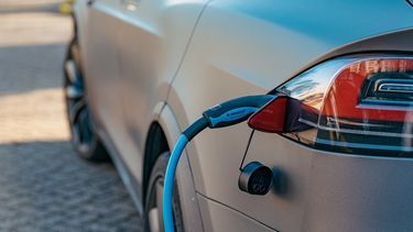 Hoe jij je elektrische auto straks goedkoper oplaadt dan je buurman