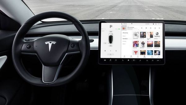 Zo krijg je Apple Carplay en Android Auto toch in je Tesla